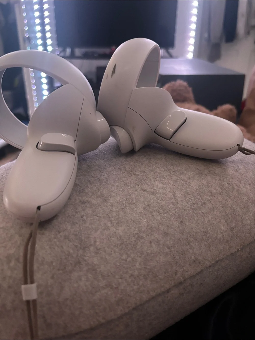 Oculus Quest Standalone VR Headset in White with Matching Controllers
